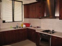 Кухня, изработена от МДФ с естествен фурнир череша, плот и гръб - термо и водоустойчиви.